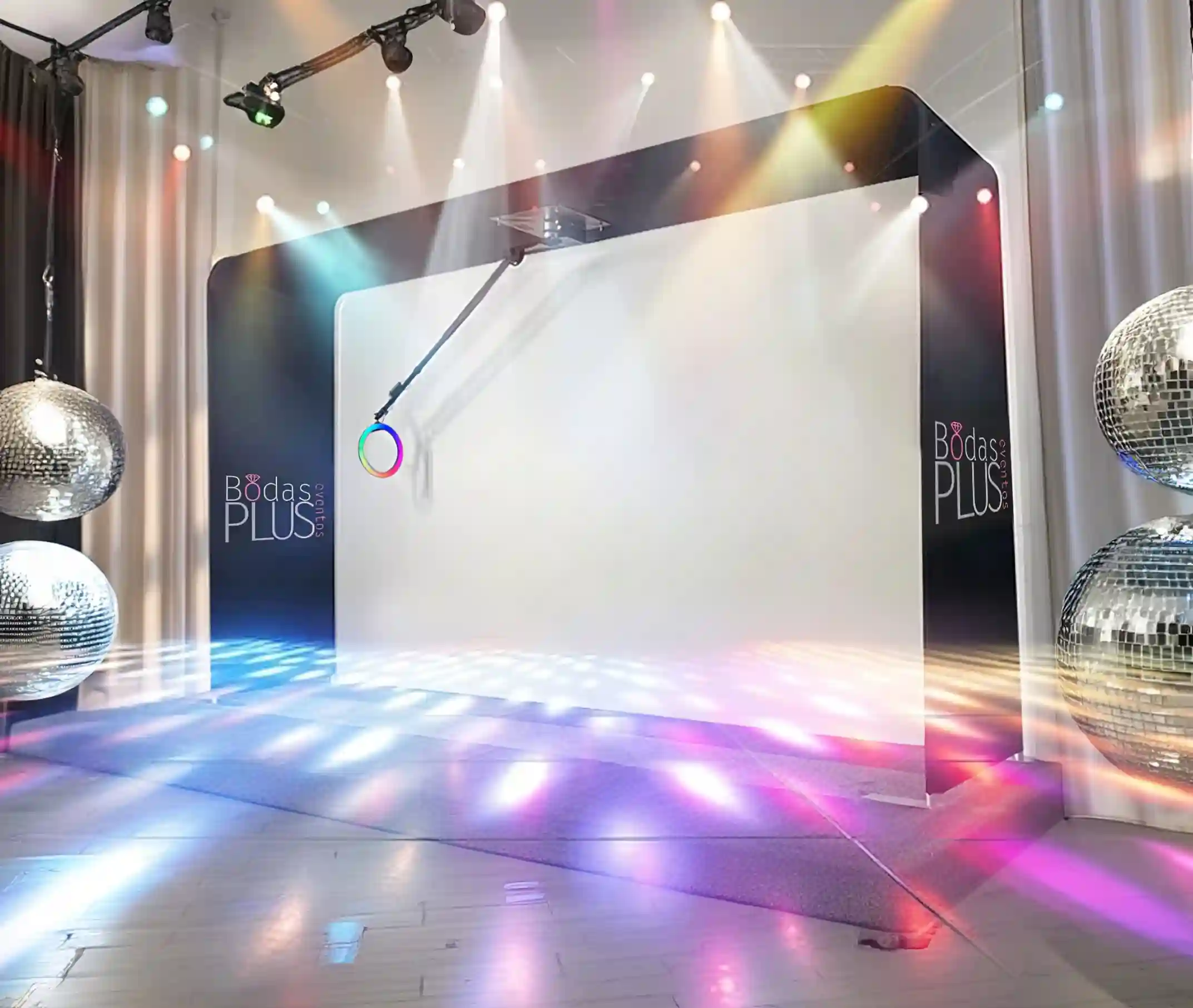 Alquiler de photocall y fotomatón: Imagen de fotomatón y photocall 360, disponible para bodas, eventos y fiestas.